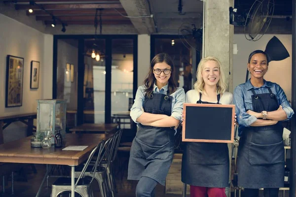 Barista kobiet w fartuchy — Zdjęcie stockowe