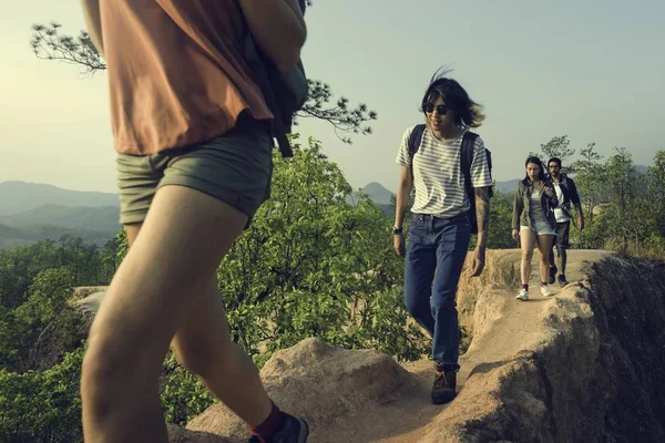 Jóvenes amigos viajando — Foto de Stock