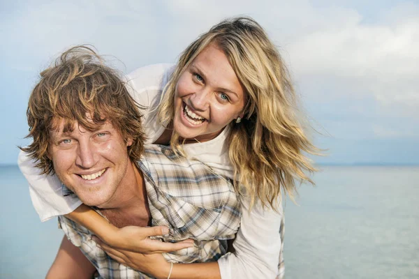 Fröhliches Paar am Strand — Stockfoto