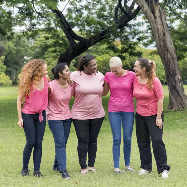 Les femmes se soutiennent mutuellement — Photo