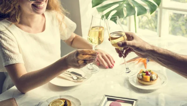 Casal comemorando aniversário — Fotografia de Stock