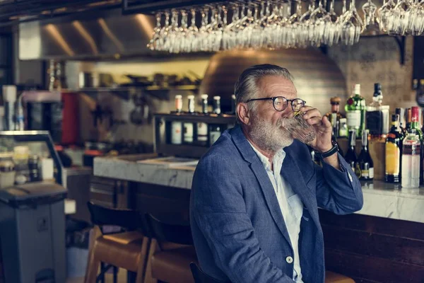 Starszy człowiek picia alkoholu — Zdjęcie stockowe