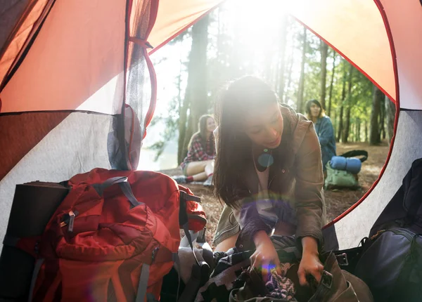 Girl in the tent with backpack — Stock Photo, Image