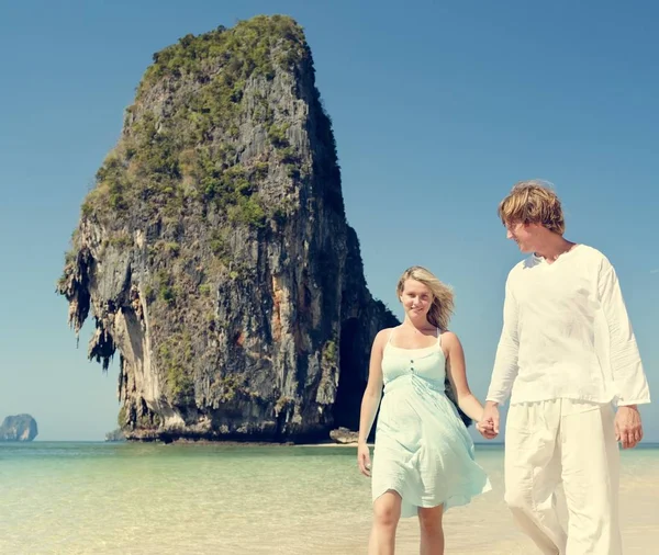 Fröhliches Paar am Strand — Stockfoto