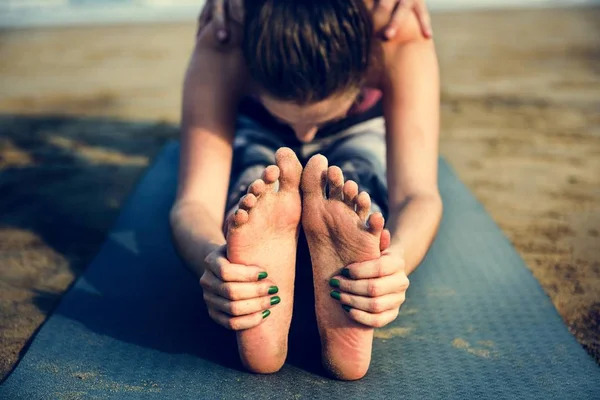 Žena dělá jógu a protahovací cvičení — Stock fotografie