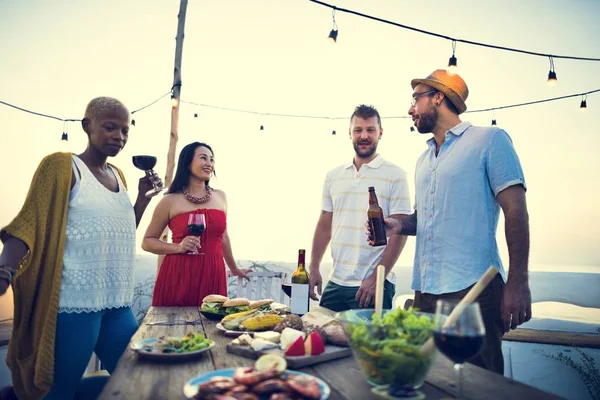 Grupp av personer på fest — Stockfoto