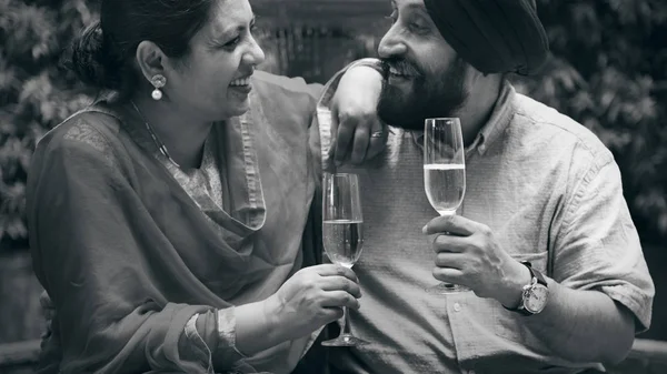 Indiano coppia avendo romantico data — Foto Stock