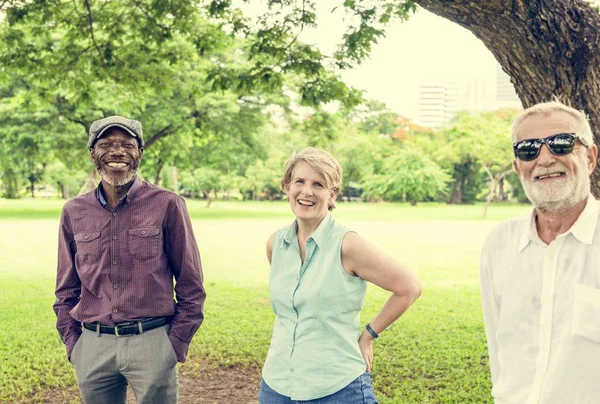 Kıdemli arkadaşlar park eğlenmek