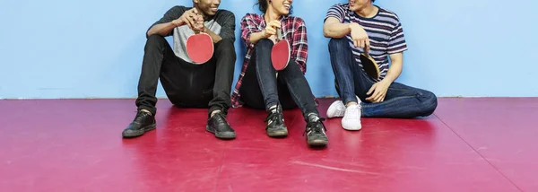 Freunde der Vielfalt mit Tischtennisschlägern — Stockfoto