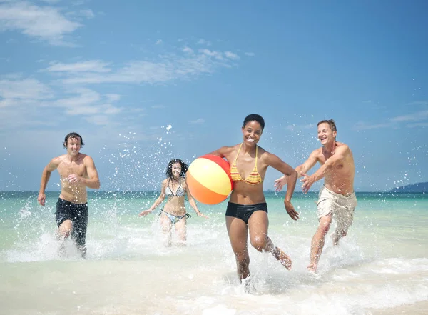 Gente jugando con pelota en la playa — Foto de Stock