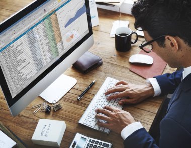 Ofiste çalışan iş adamı