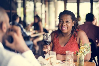 Romantik randevusu olan çift. 