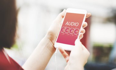 kadın holding akıllı telefon