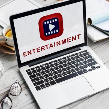 ekranda metin olan dizüstü bilgisayar