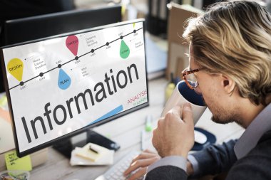 Bilgisayar klavyesinde yazan iş adamı