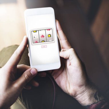 Akıllı telefon kullanan adam