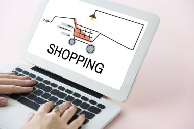 dizüstü bilgisayarda çalışan insan