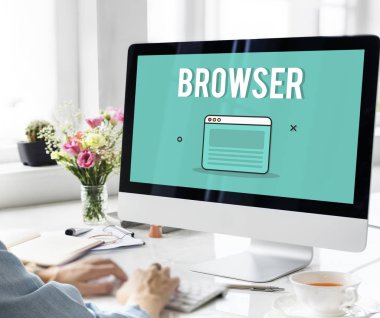 bilgisayar ile çalışan kadın