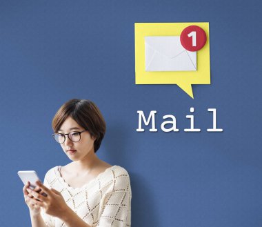 Asyalı kadın telefon kullanma