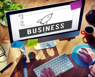 Bilgisayar kullanan adam