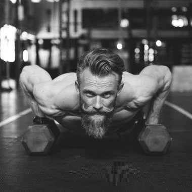 Spor salonunda sportif yakışıklı adam