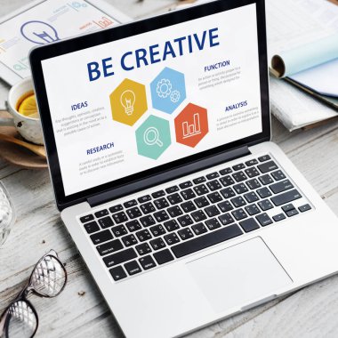 ekranda metin olan dizüstü bilgisayar