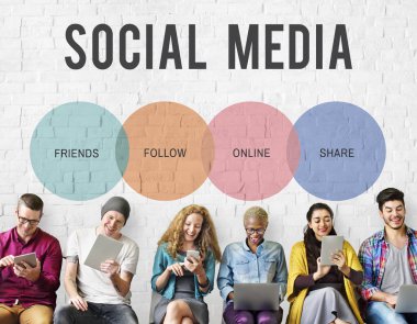 İnsanlar dijital araçları tarama  