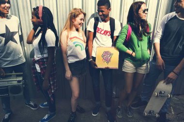 Çeşitli gençler dışarı asılı 