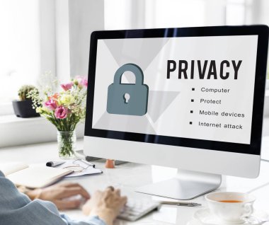 bilgisayar ile çalışan kadın