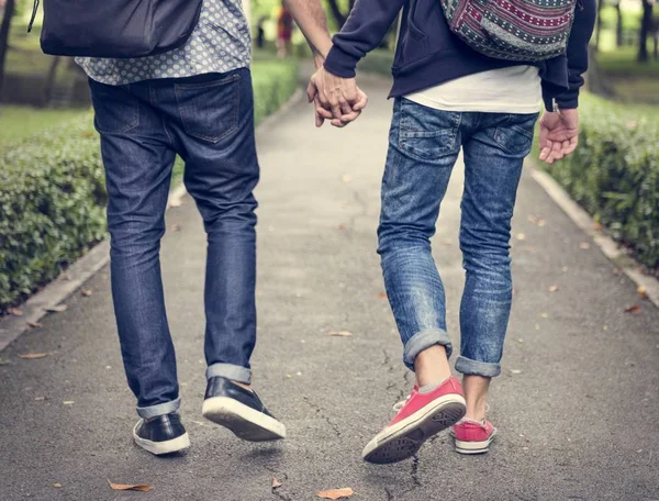 Gay pár držící se za ruce — Stock fotografie