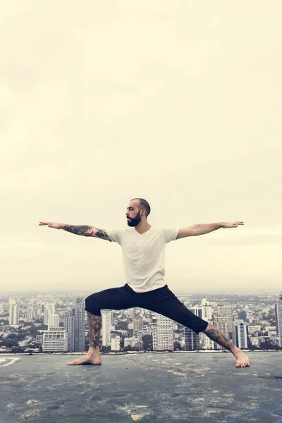 Man praktijk Yoga op dak — Stockfoto