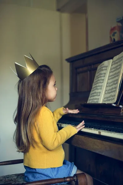 Очаровательная девушка играет на пианино — стоковое фото