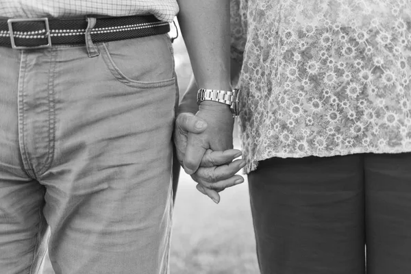 Idosos casal segurando as mãos — Fotografia de Stock