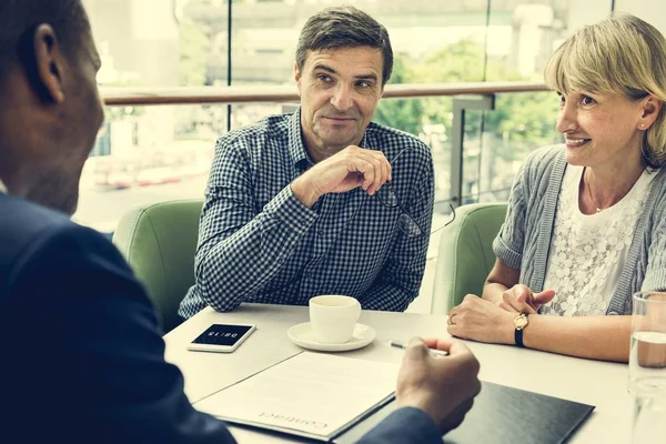 Gente de negocios discutiendo en la reunión — Foto de Stock