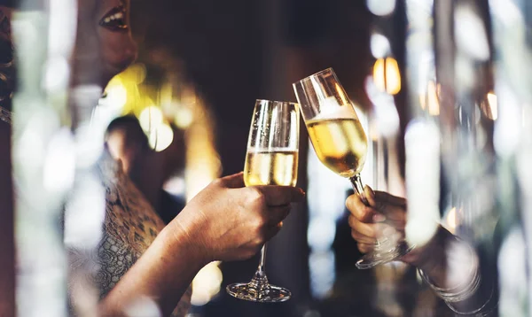 妇女庆祝和喝香槟 — 图库照片