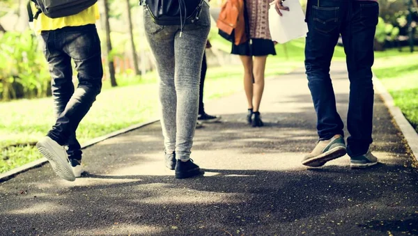 Studenti gambe e concetto di conoscenza — Foto Stock