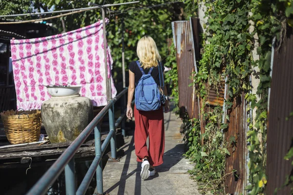 Vrouw verkennen Canal — Stockfoto