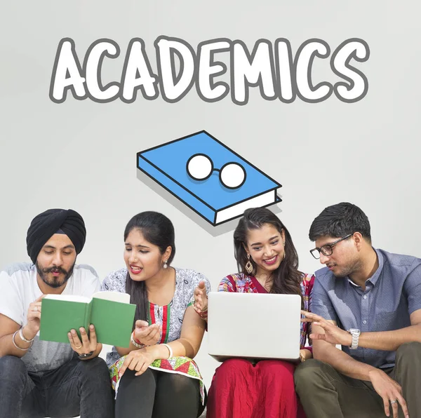Vackra indiska studenter studera tillsammans — Stockfoto