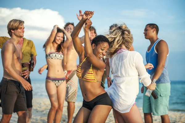 人们在海滩派对上跳舞 — 图库照片