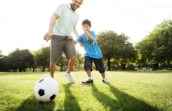 Far med son spela fotboll — Stockfoto