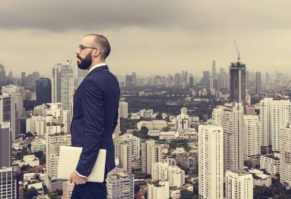 Бізнесмен стоїть на Rooftop — стокове фото