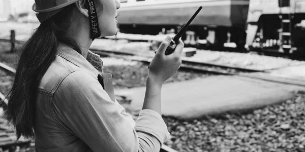 La mujer observa la seguridad del tren —  Fotos de Stock