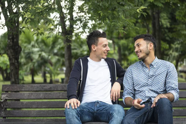 Couple gay en plein air — Photo