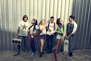 Çeşitli gençler dışarı asılı 