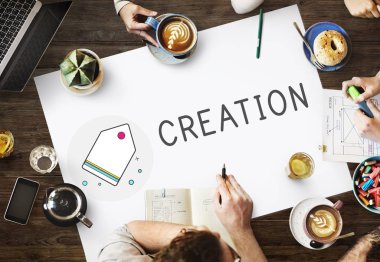 toplantıda çeşitli insanlar