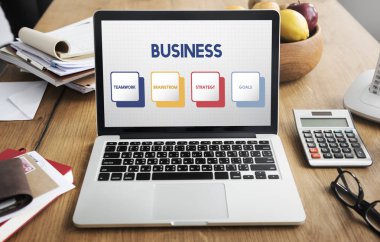 ekranda metin olan dizüstü bilgisayar