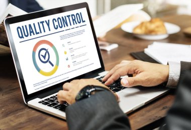 Dizüstü bilgisayar kullanan iş adamı