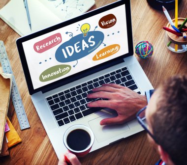 dizüstü bilgisayar kullanan adam