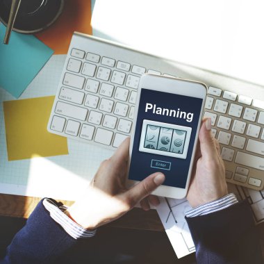 Akıllı telefon kullanan iş adamı