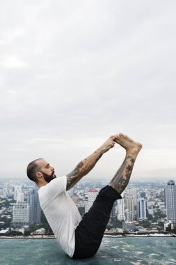 Adam pratik Yoga çatı üzerinde 